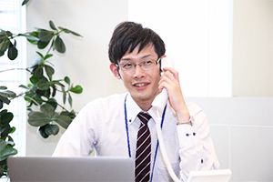 お辞儀かガッツポーズしてるきよたかの写真